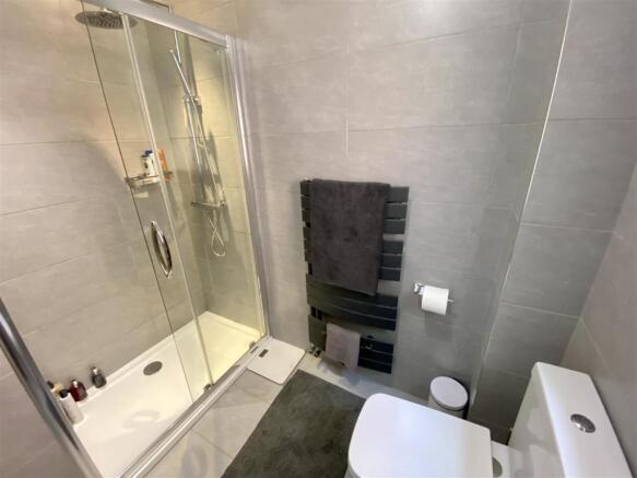 EN-SUITE SHOWER ROOM