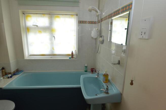 3  GREEN  FARM  END,  KINETON  (BATHROOM).jpg