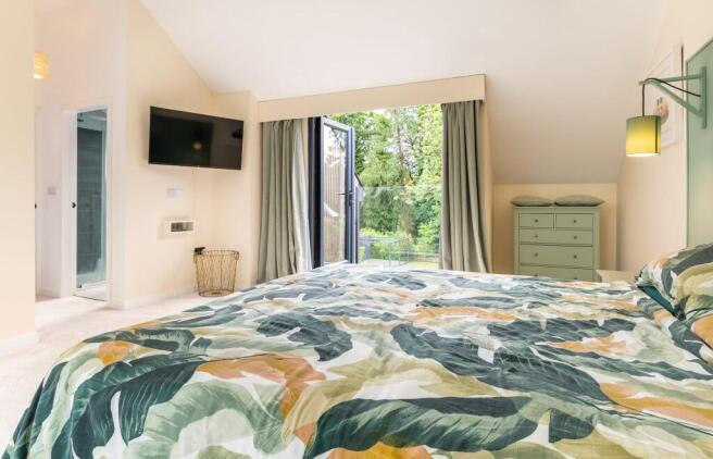 5 bed Detached for sale Image 10