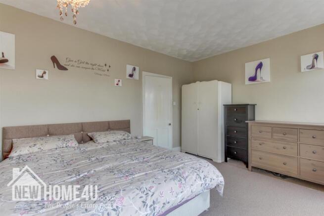 MASTER BEDROOM: