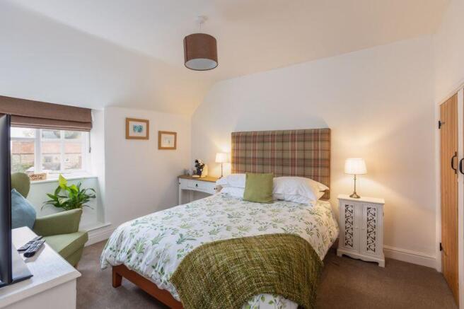6 bed Detached for sale Image 11