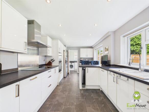 CAM03778G0-PR0233-STILL008