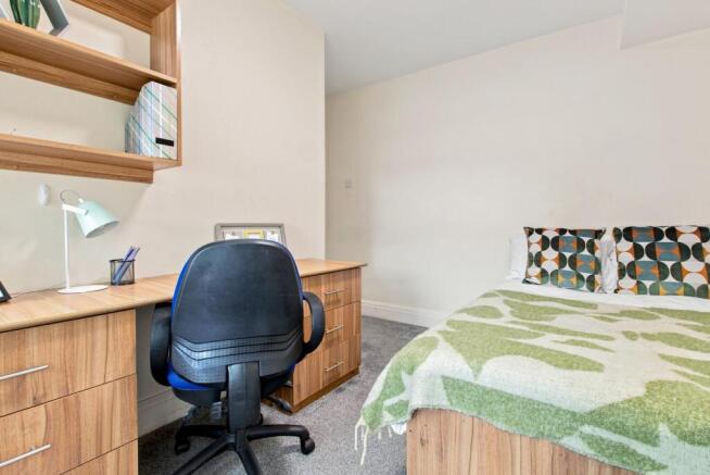 4 bed House to rent Image 5