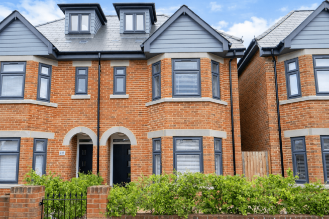 4 bedroom Semi Detached for sale with no forward