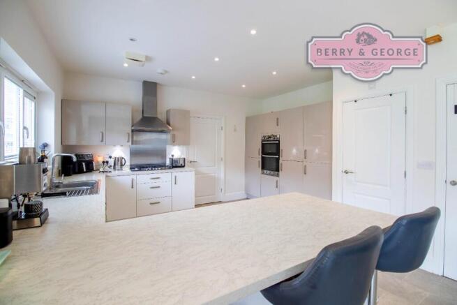 KITCHEN / FAMILY ROO