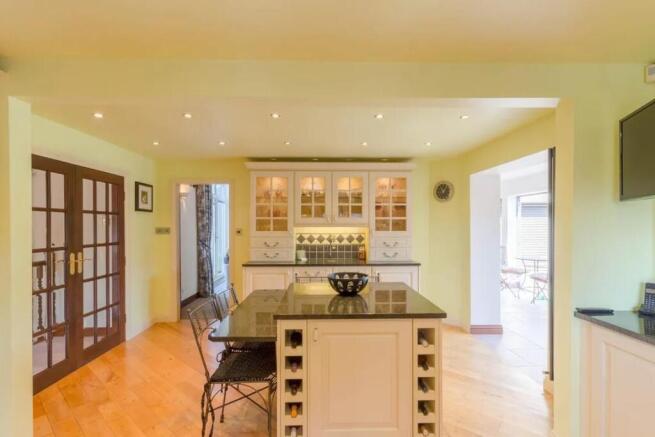 5 bed Detached for sale Image 5