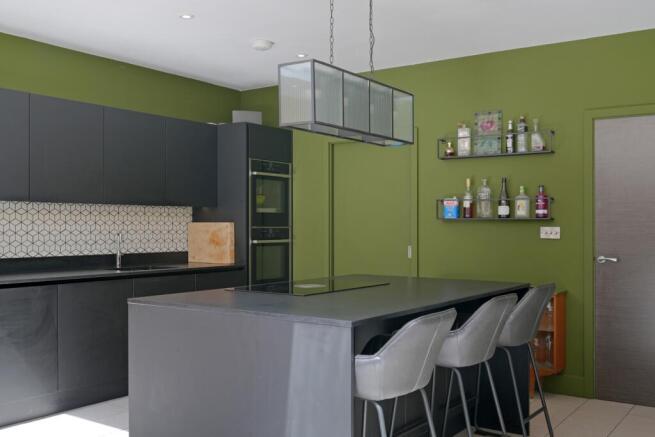5 bed Detached for sale Image 8