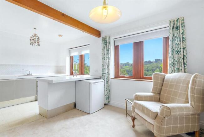 6 bed Detached for sale Image 10