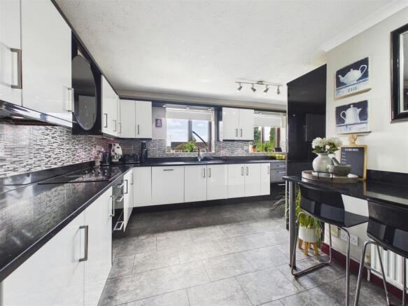 5 bed Detached for sale Image 8