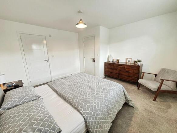 4 bed House for sale Image 4