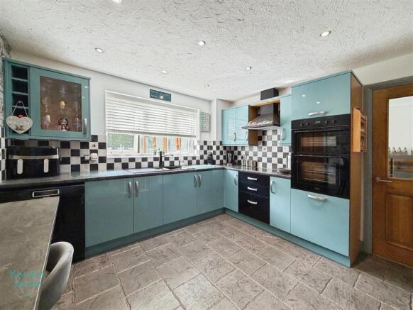 4 bed Detached for sale Image 5