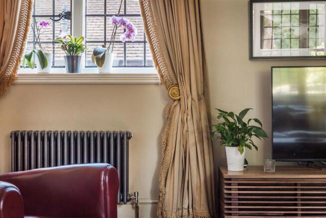 house. estate agency Frensham 7 The Grange