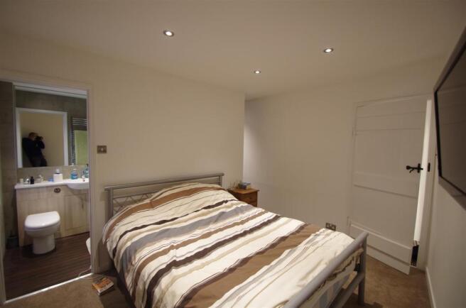 Master Bedroom - Pho