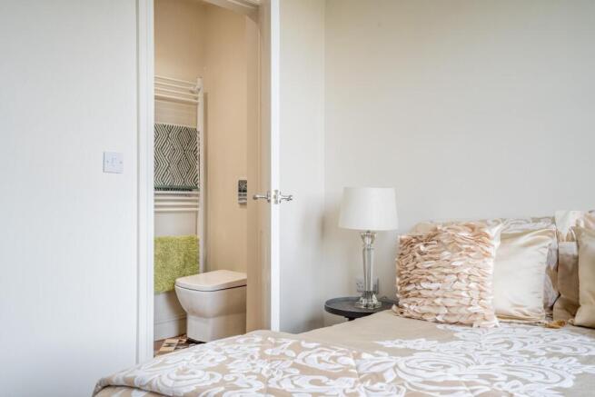 5 bed Town House for sale Image 10