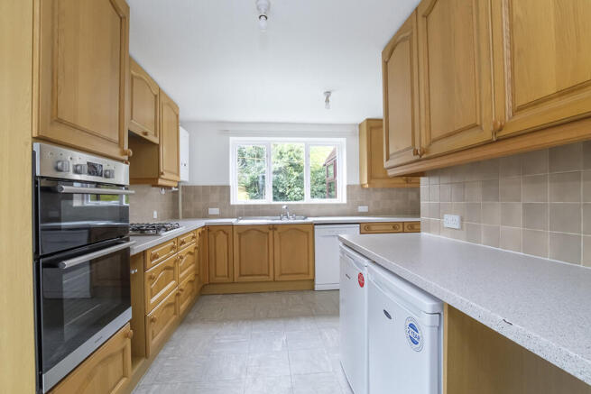 4 bed Detached to rent Image 4
