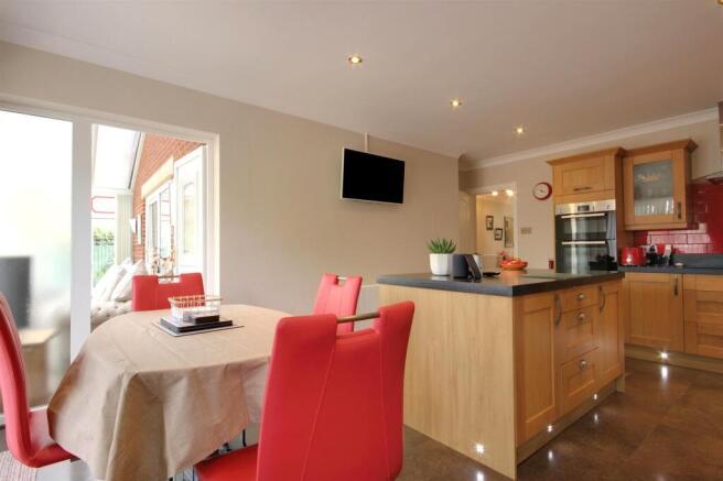 4 bed Detached Bungalow for sale Image 9
