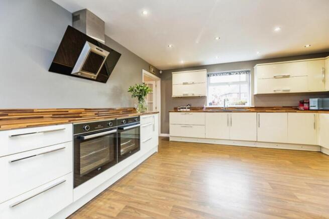 4 bed Semi-Detached for sale Image 9