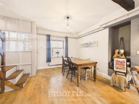 Lounge/Dining Area