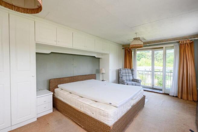 5 bed House for sale Image 10