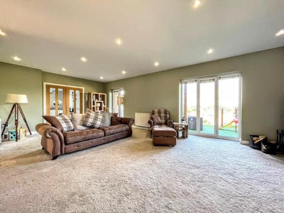 5 bed Link Detached House for sale Image 9