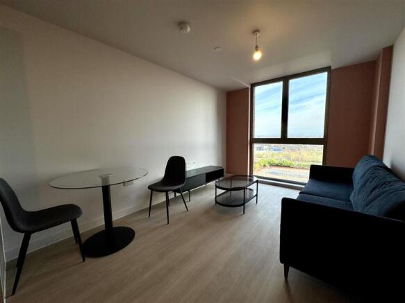 Living Room Pic 3.jpeg