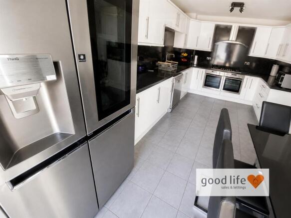 20260711_233626705_iOS115 aylesford mews.jpg