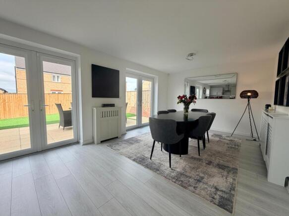 5 bed Detached to rent Image 4