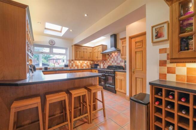5 bed Semi-Detached for sale Image 7