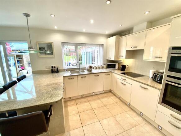 KITCHEN/FAMILY ROOM
