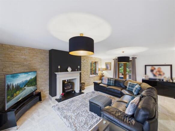5 bed Detached for sale Image 8