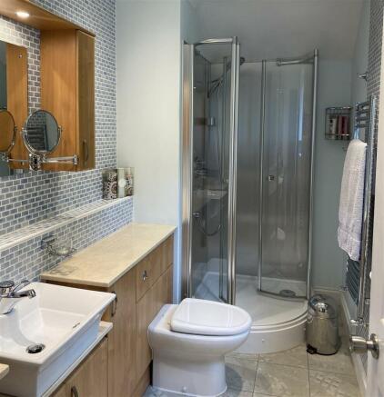 En-suite Shower to the Master bedroom (Vendor phot