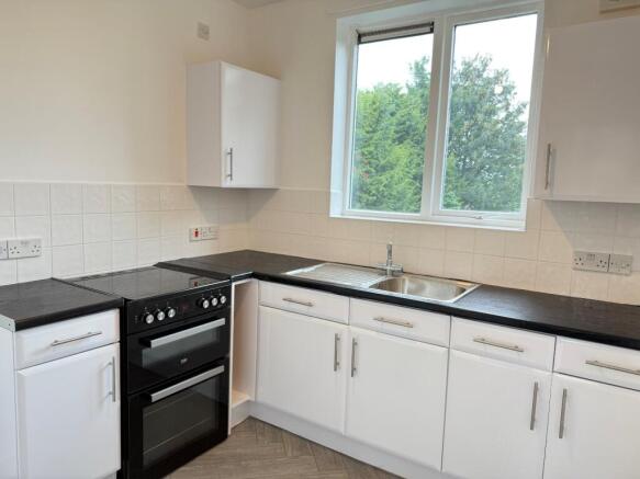 2 bed Semi-Detached to rent Image 4