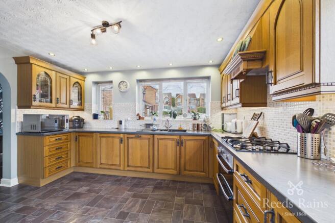 4 bed Detached for sale Image 9