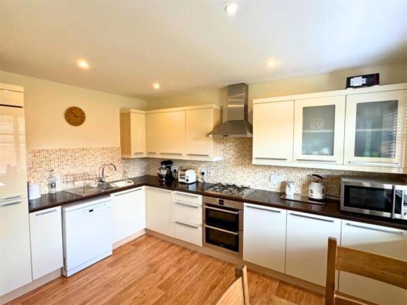 4 bed Town House for sale Image 3