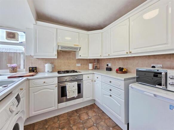 Brackendale Avenue, Arnold, Nottingham photo 4