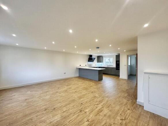 4 bed Town House to rent Image 7