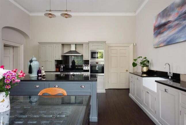 9 bed House for sale Image 7