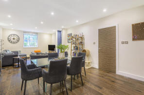 Flat 5, 1331 Walsingham House, High Road, Whetstone, London N20 9HR