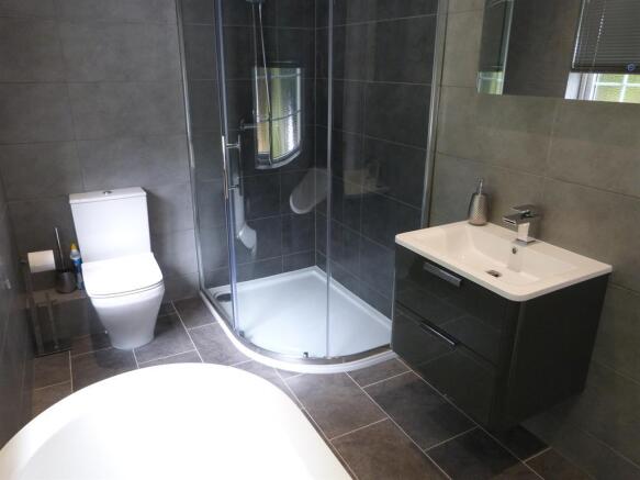 EN-SUITE BATHROOM