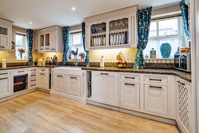 4 bed Detached for sale Image 9