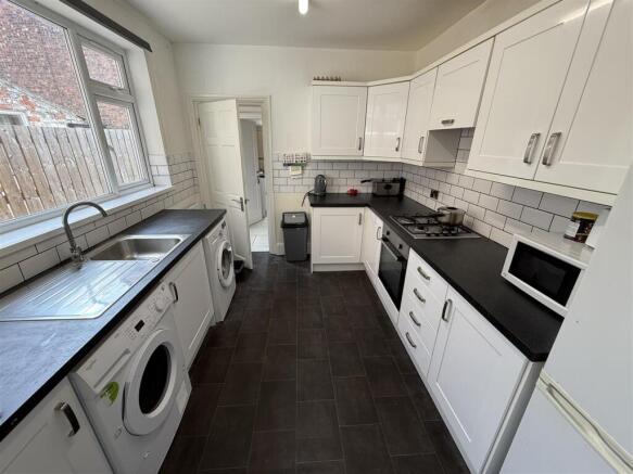 Kitchen 1.jpg