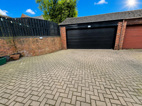 2 bed Semi-Detached for sale Image 12