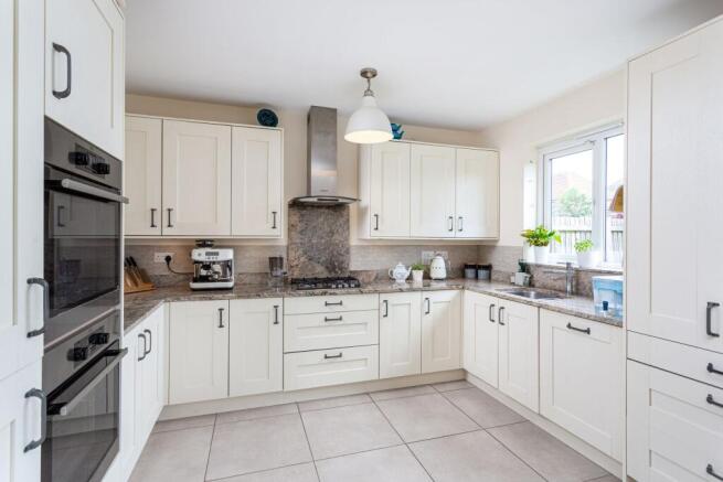 4 bed Detached for sale Image 8