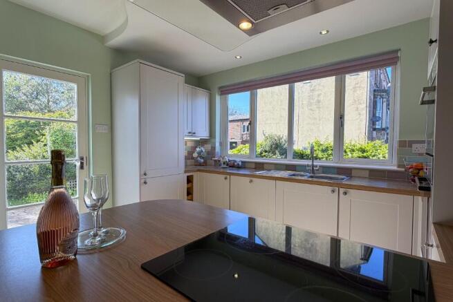 5 bed Detached for sale Image 6