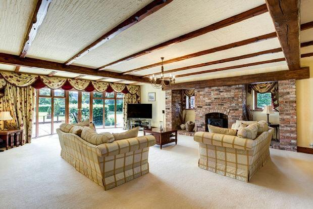 LOUNGE.
