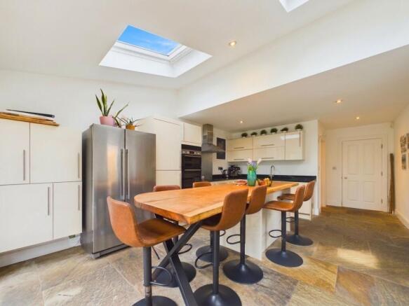5 bed Semi-Detached for sale Image 6