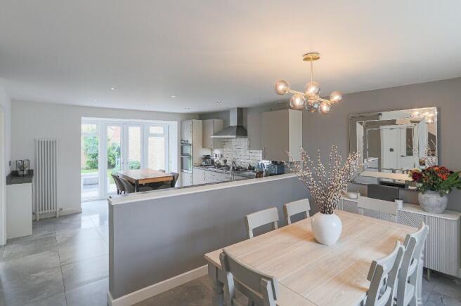 5 bed Detached for sale Image 8