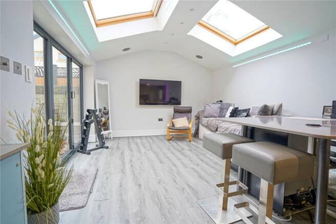 6 bed Detached for sale Image 12