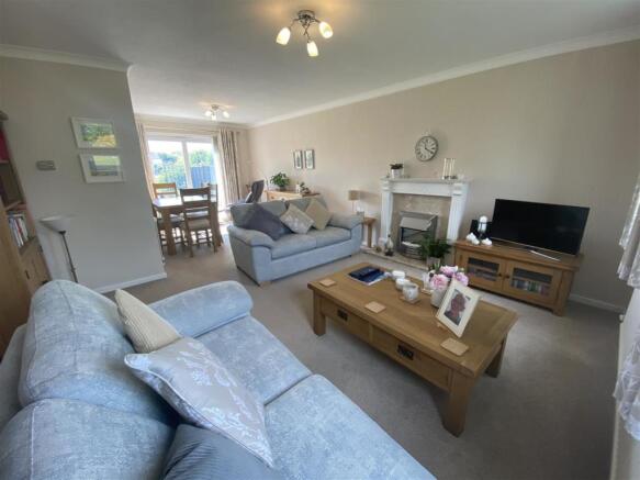 LIVING/DINING ROOM