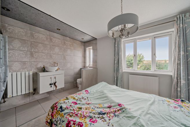 4 bed Detached for sale Image 12
